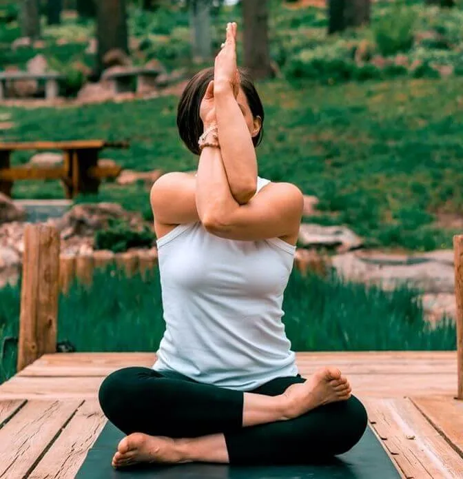 Person crossing the forearms in eagle pose arm position
